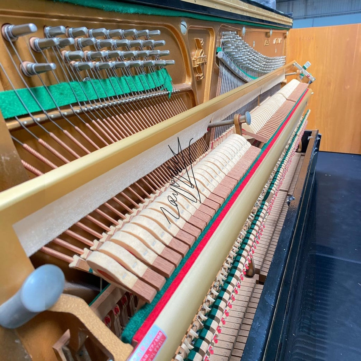 Cận cảnh bộ máy cơ bên trong đàn piano Atlas A35H tại TÂN NHẠC CỤ với búa đàn và dây đàn chất lượng cao
