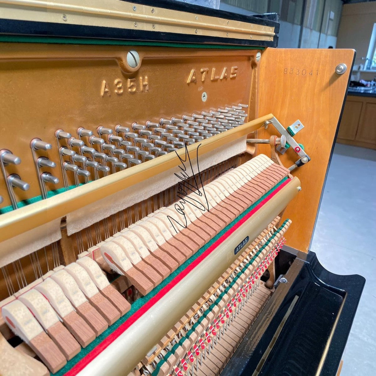 Bộ máy bên trong đàn piano cơ TÂN NHẠC CỤ Atlas A35H với búa đàn và khung gang màu vàng đồng