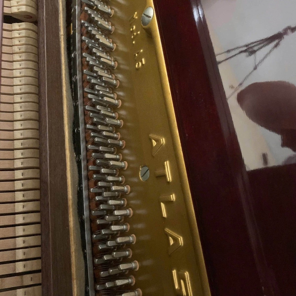 Khung gang và chốt lên dây đàn piano cơ TÂN NHẠC CỤ Atlas A5V màu đỏ rượu vang bóng sang trọng