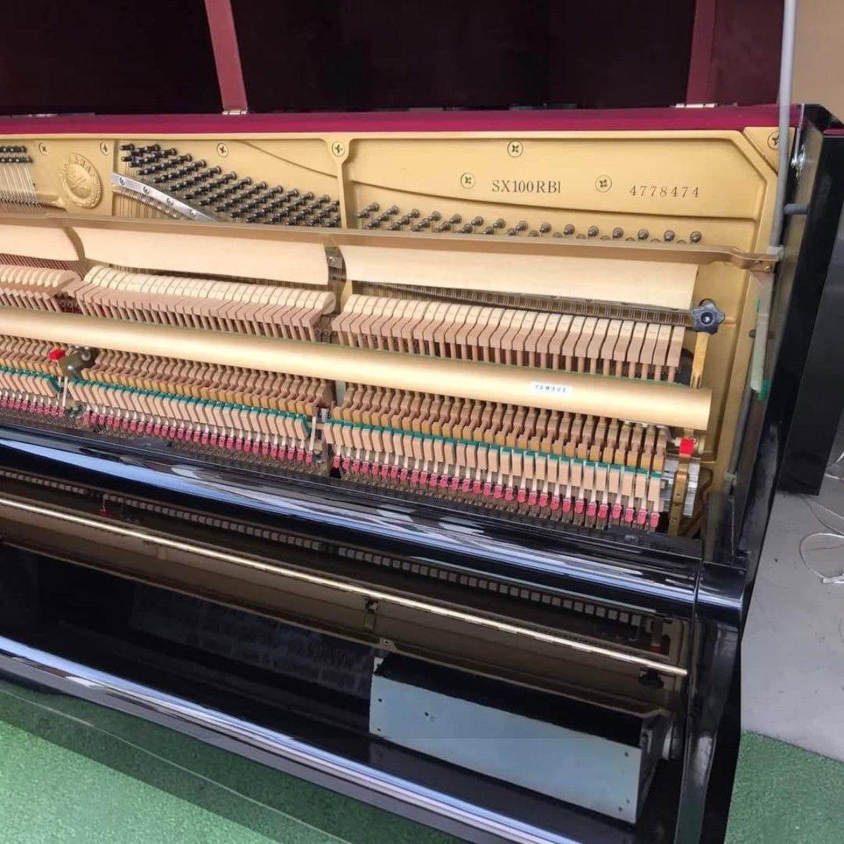 Bộ cơ đàn piano cơ Yamaha SX100RBL tại TÂN NHẠC CỤ với khung gang vàng và các chi tiết máy bên trong