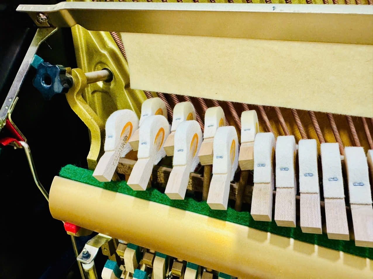 Bộ máy và búa đàn piano cơ Yamaha U100 tại TÂN NHẠC CỤ với khung gang vàng đồng và dải nỉ mute tập êm