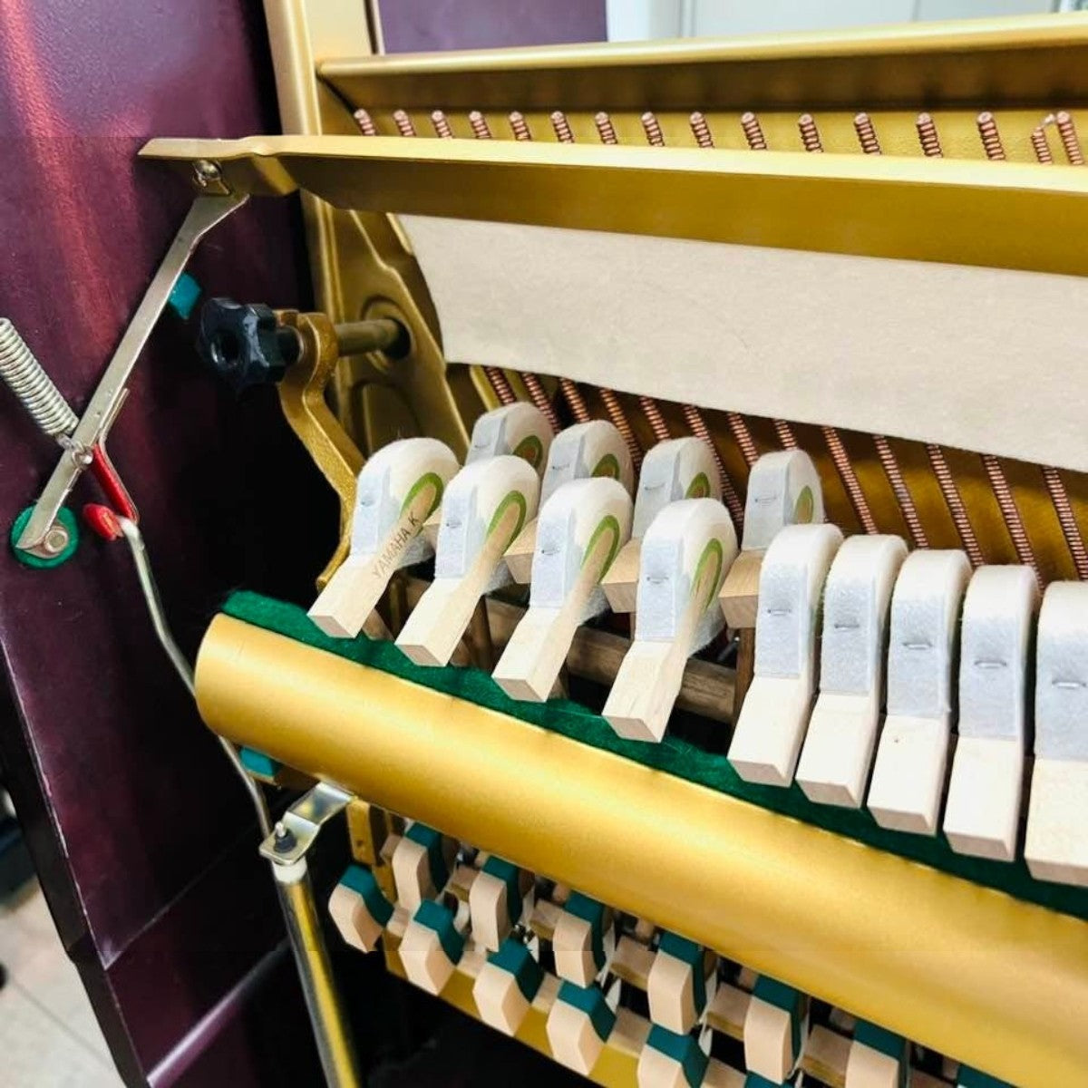 Bộ máy và búa đàn piano cơ Yamaha W108B tại TÂN NHẠC CỤ với khung gang vàng đồng và các chi tiết kỹ thuật sắc nét
