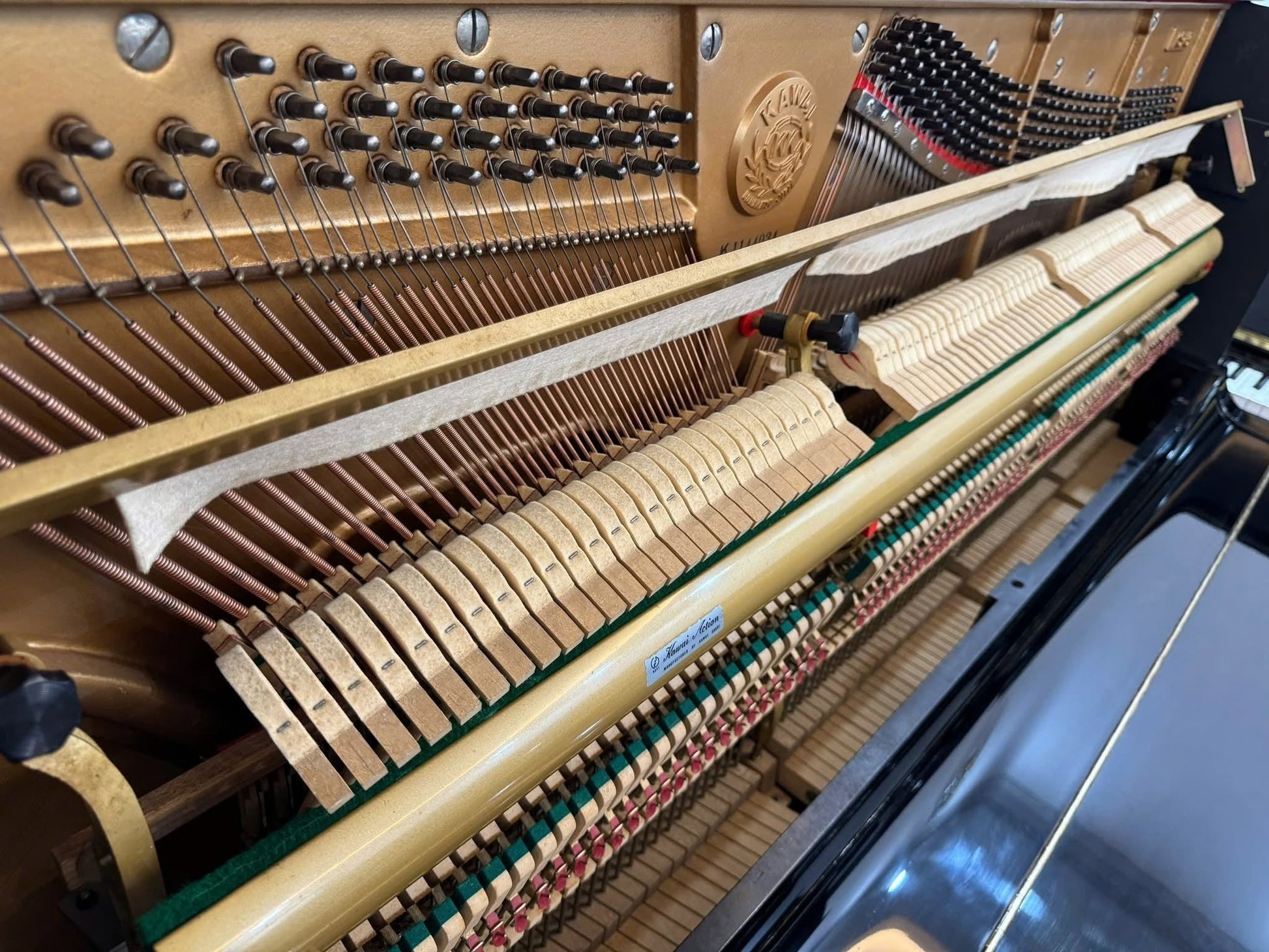 Bộ máy cơ bên trong đàn piano cơ Kawai KS3 tại TÂN NHẠC CỤ với búa đàn nỉ và khung gang vàng sang trọng