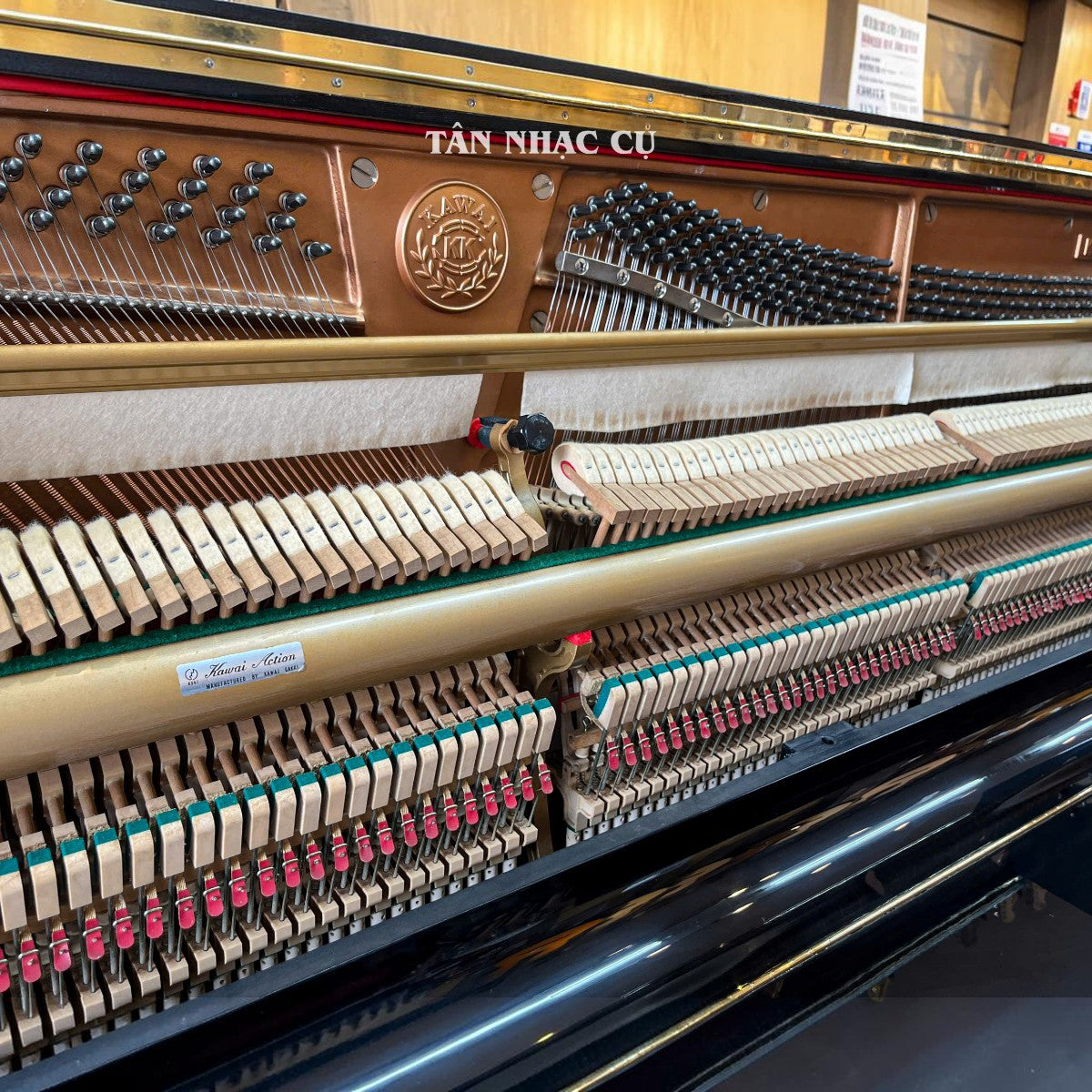 Bộ máy cơ bên trong đàn piano Kawai KS3F tại TÂN NHẠC CỤ với các chi tiết búa đàn và khung gang sắc nét