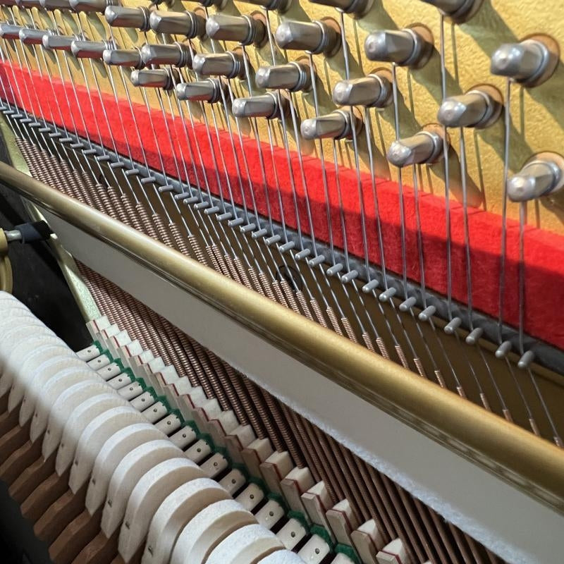Chi tiết bộ máy và hệ thống dây đàn piano cơ Diapason D66W tại TÂN NHẠC CỤ với búa đàn và khung gang chắc chắn