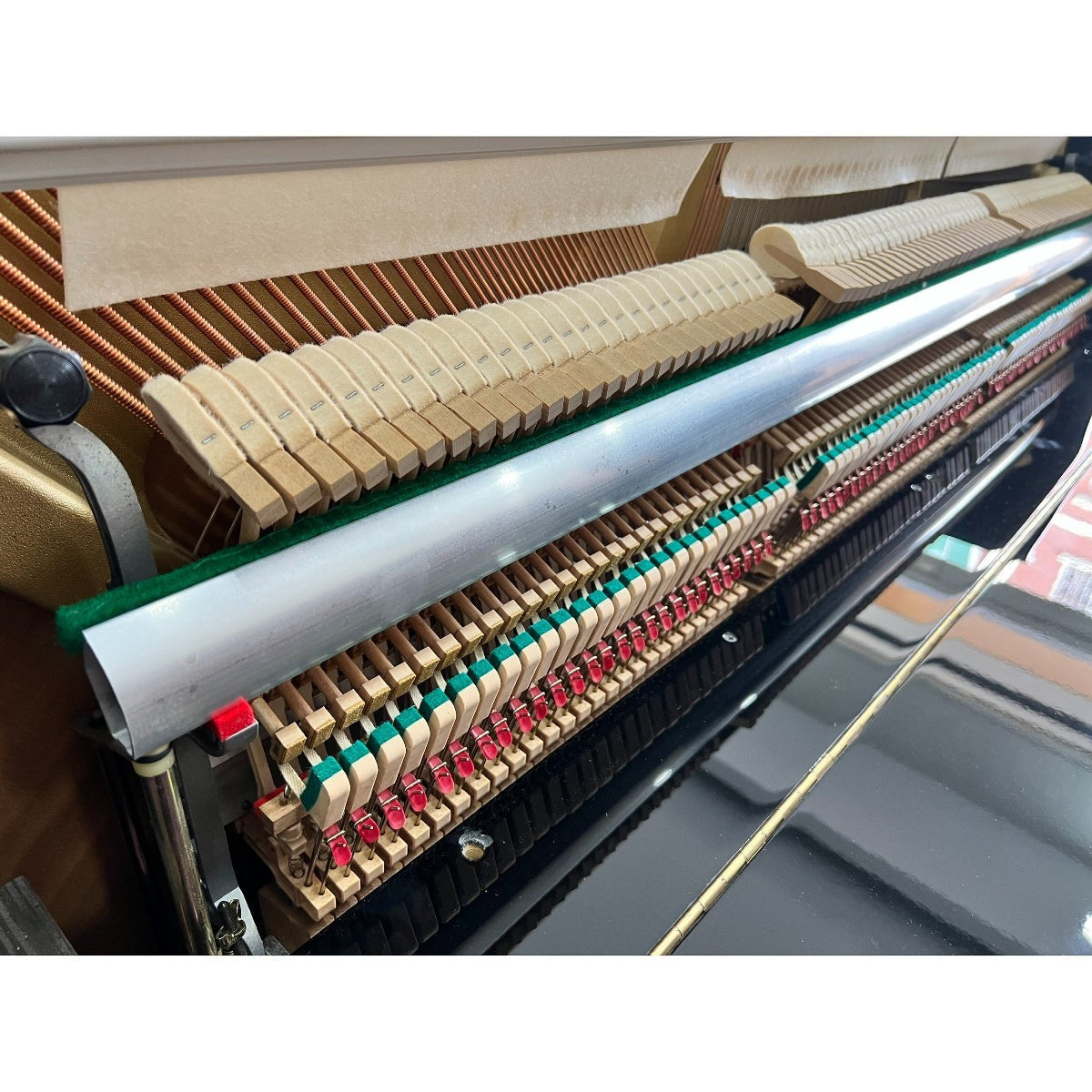 Bộ máy cơ bên trong đàn piano Kawai KU10 tại TÂN NHẠC CỤ với các búa đàn nỉ và dây đàn kim loại sáng bóng