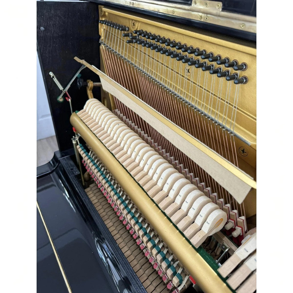 Bộ máy cơ và búa đàn piano Yamaha U2A tại TÂN NHẠC CỤ với khung gang vàng và các chi tiết kỹ thuật sắc nét