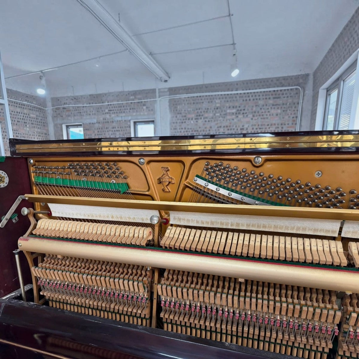 Bộ máy đàn piano cơ Atlas A55M tại TÂN NHẠC CỤ với khung gang vàng và hệ thống búa đàn chi tiết bên trong
