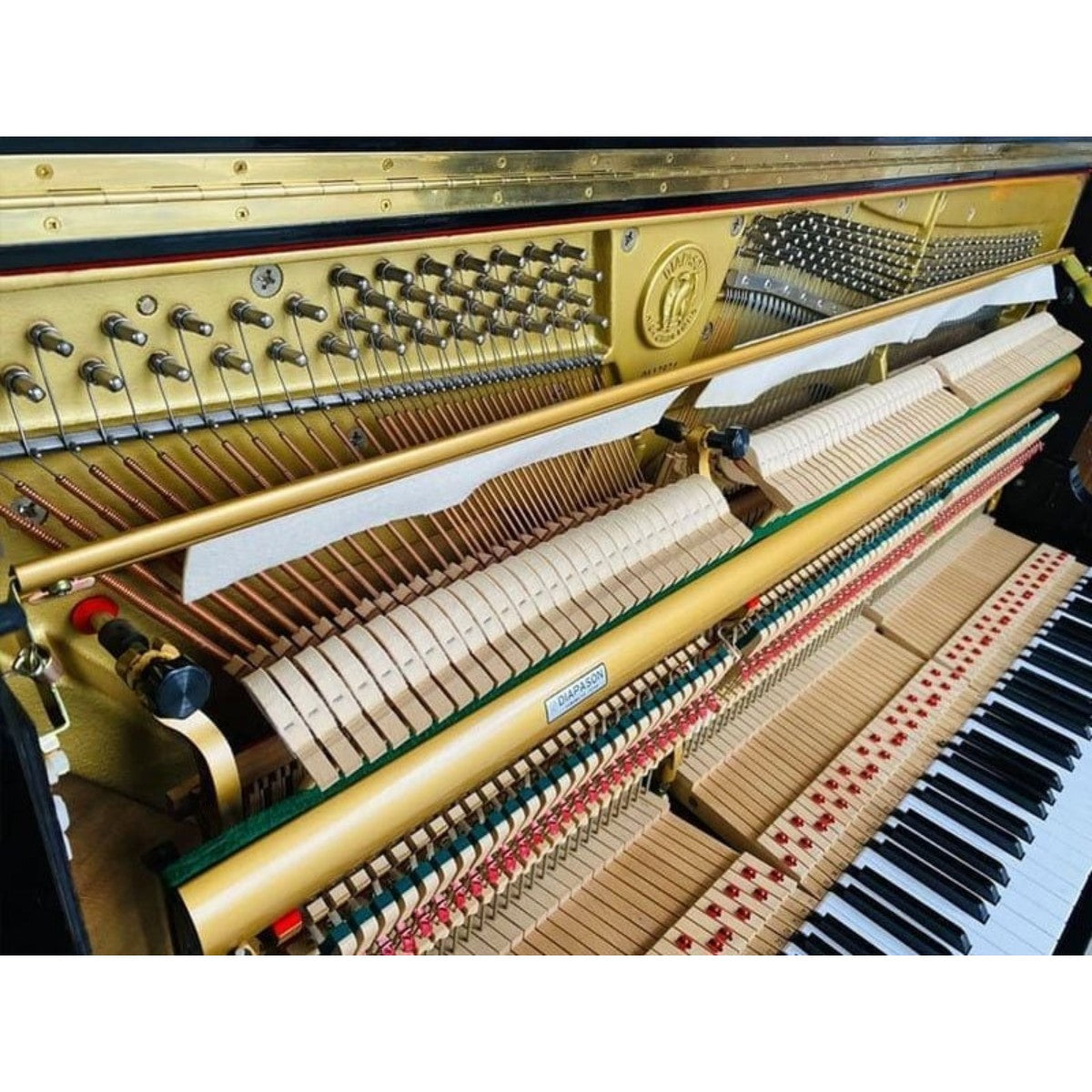 Bộ máy cơ bên trong đàn piano Diapason D35B tại TÂN NHẠC CỤ với khung gang vàng và búa đàn chi tiết