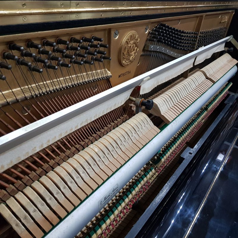 Bộ máy bên trong đàn piano cơ TÂN NHẠC CỤ Kawai BL12 với búa đàn, dây đàn và khung gang chi tiết