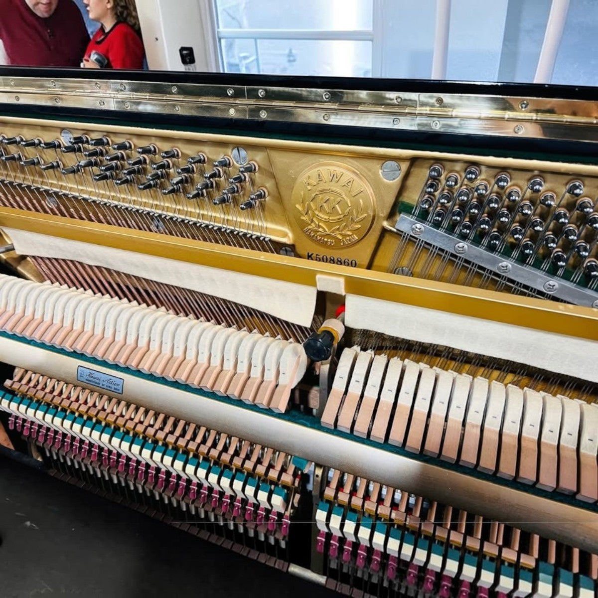 Bộ máy đàn piano cơ Kawai KU1D tại TÂN NHẠC CỤ với khung gang, búa đàn và hệ thống dây chi tiết