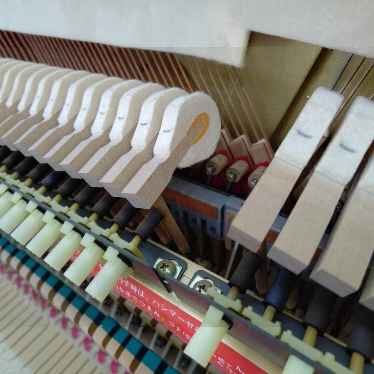 Cận cảnh bộ máy cơ bên trong đàn piano Yamaha MX101R tại TÂN NHẠC CỤ với các búa đàn bằng nỉ chất lượng cao