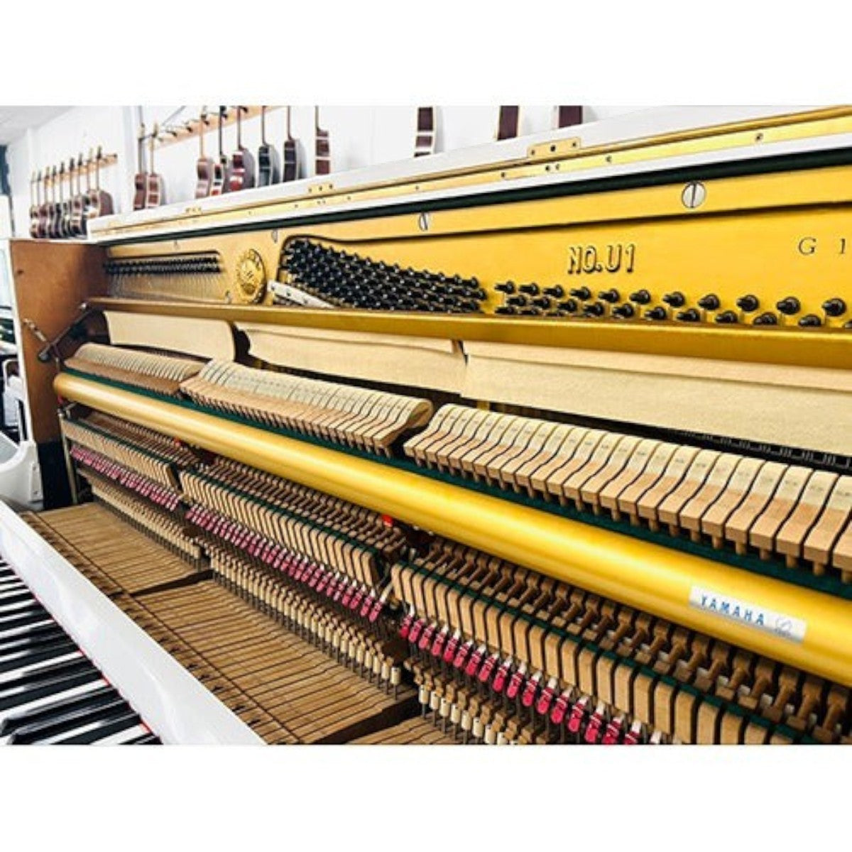 Bộ máy cơ bên trong đàn piano Yamaha U1G tại TÂN NHẠC CỤ với khung gang vàng và các chi tiết kỹ thuật tinh xảo