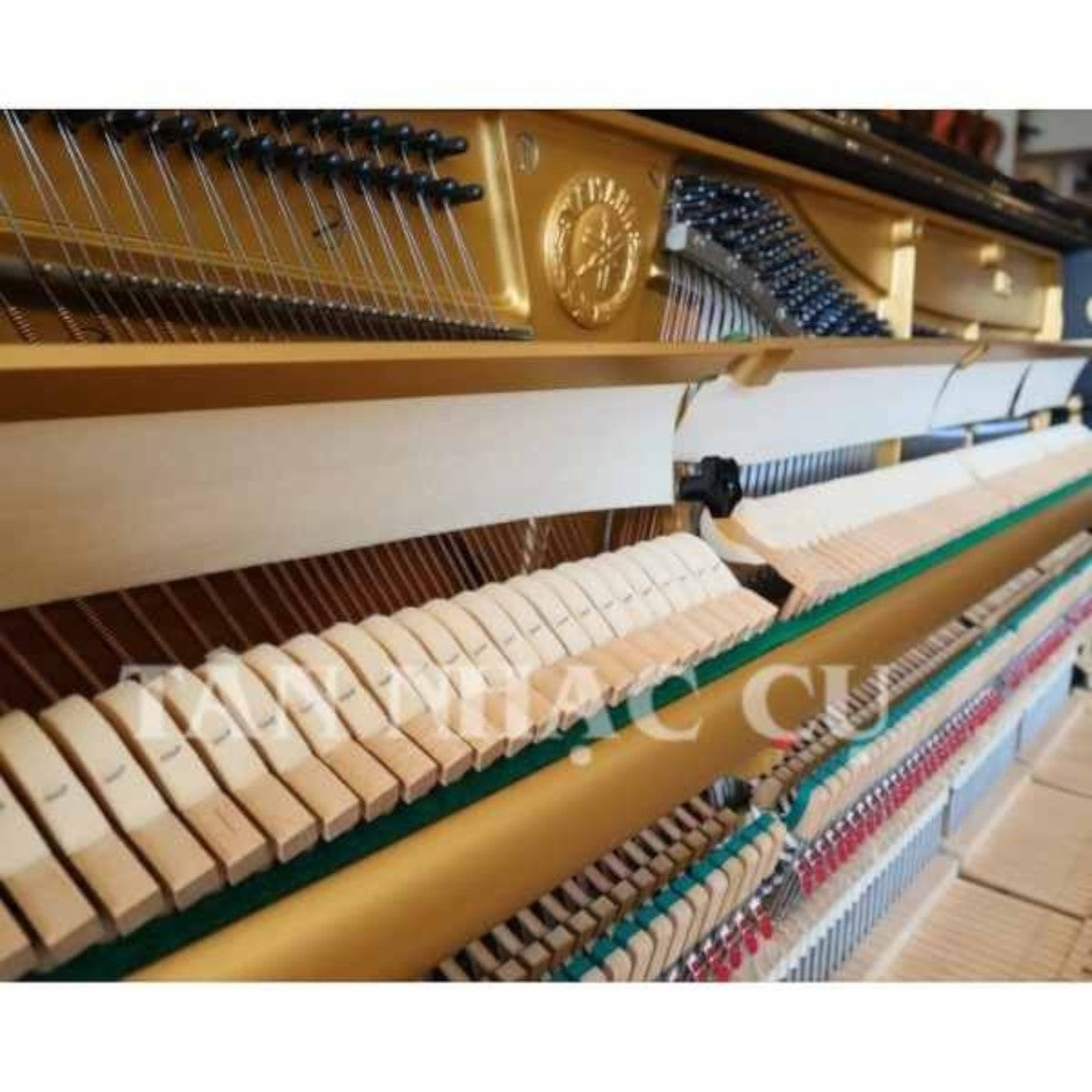 Bộ máy cơ bên trong đàn piano Yamaha U3A tại TÂN NHẠC CỤ với búa đàn lông cừu và khung gang đúc chắc chắn