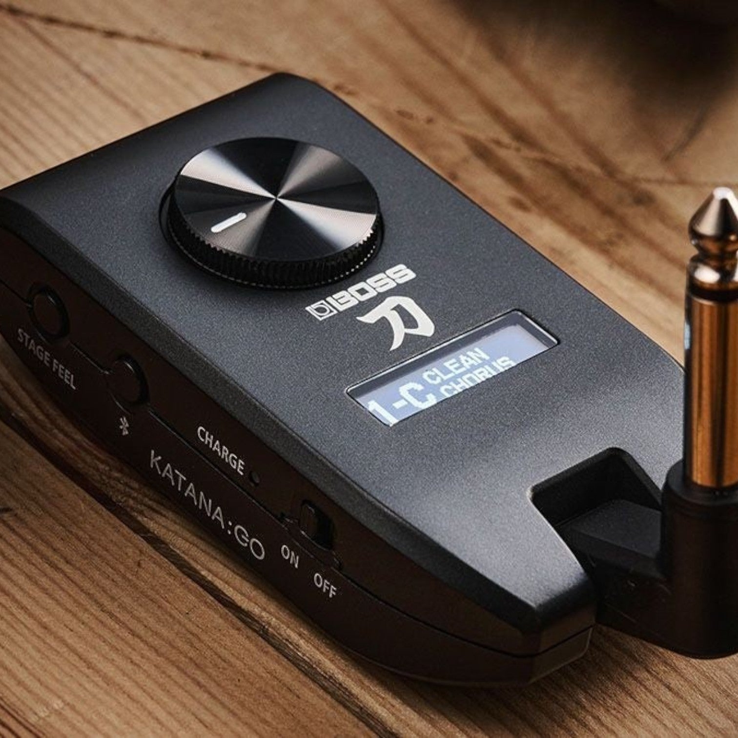 Amp tai nghe bỏ túi Boss Katana:Go màu đen với màn hình OLED, nút xoay điều chỉnh và jack cắm tại Tân Nhạc Cụ