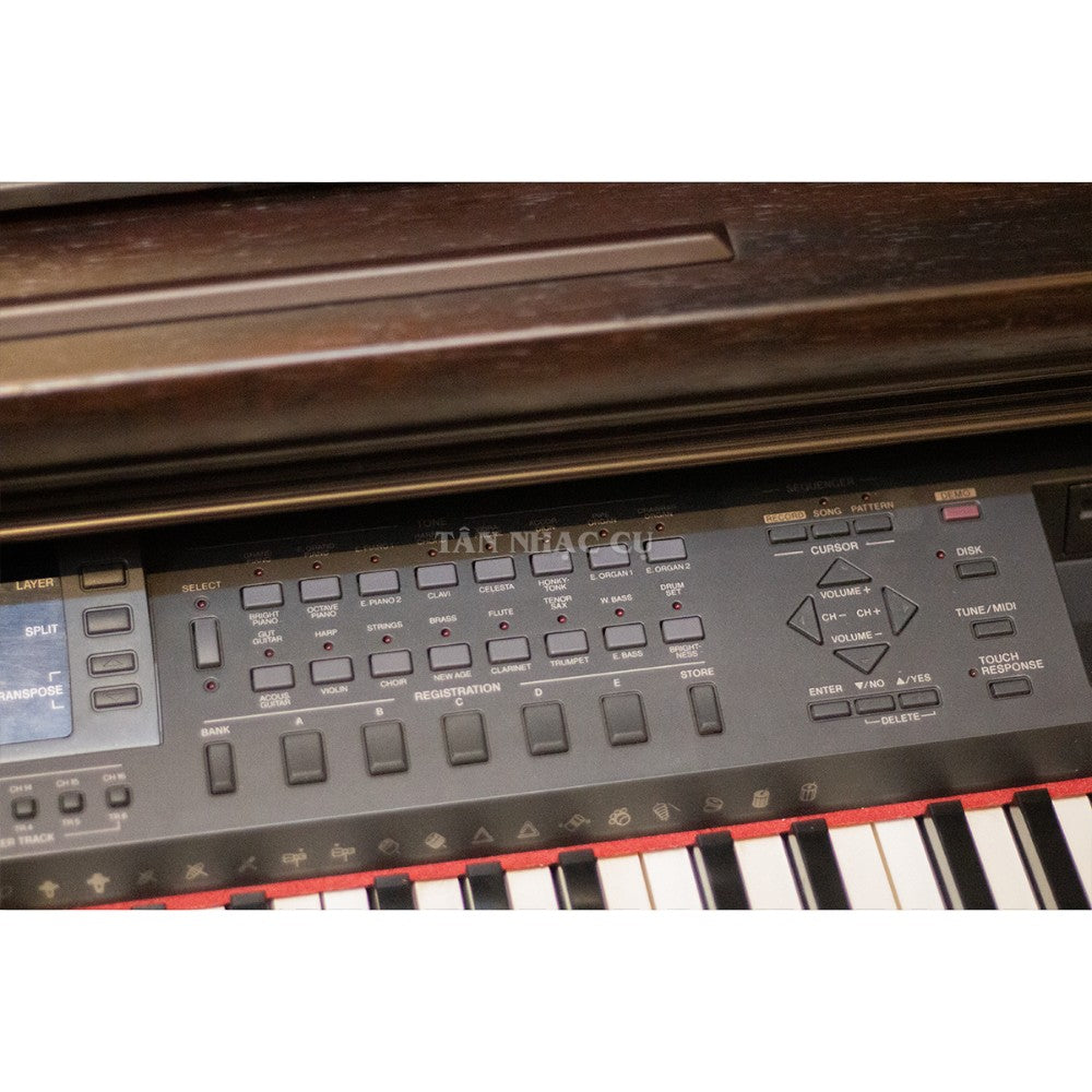 Bảng điều khiển đàn piano điện TÂN NHẠC CỤ Casio AP-60 với các nút chọn âm sắc và tính năng sequencer