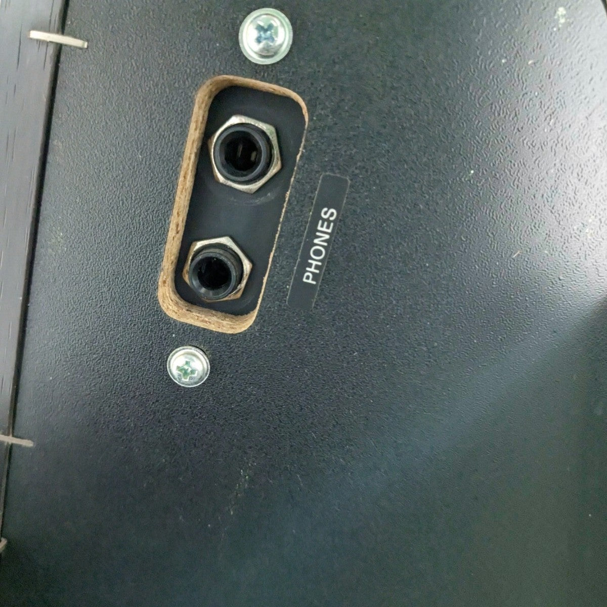 Cổng cắm tai nghe kép trên đàn piano điện Casio AP200 tại TÂN NHẠC CỤ