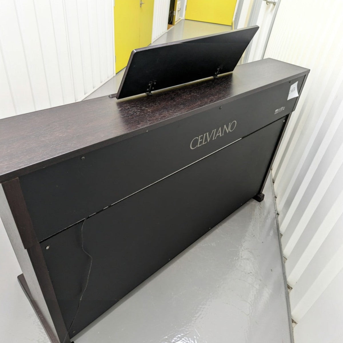 Mặt sau đàn piano điện TÂN NHẠC CỤ Casio AP200 màu nâu gỗ với logo Celviano nổi bật