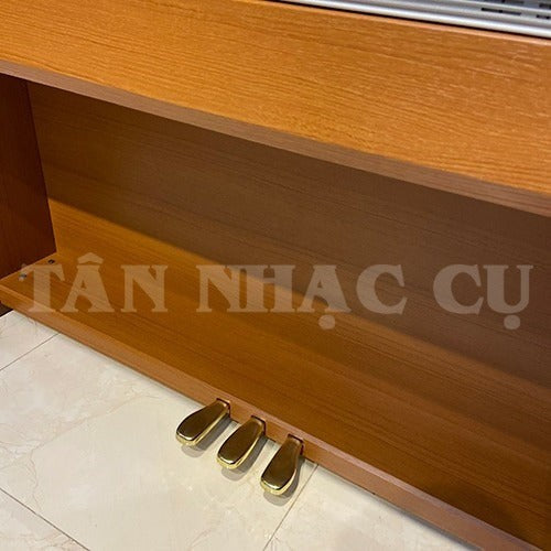 Bộ ba pedal vàng của đàn piano điện Casio AP45 tại TÂN NHẠC CỤ với thiết kế dáng tủ gỗ sang trọng