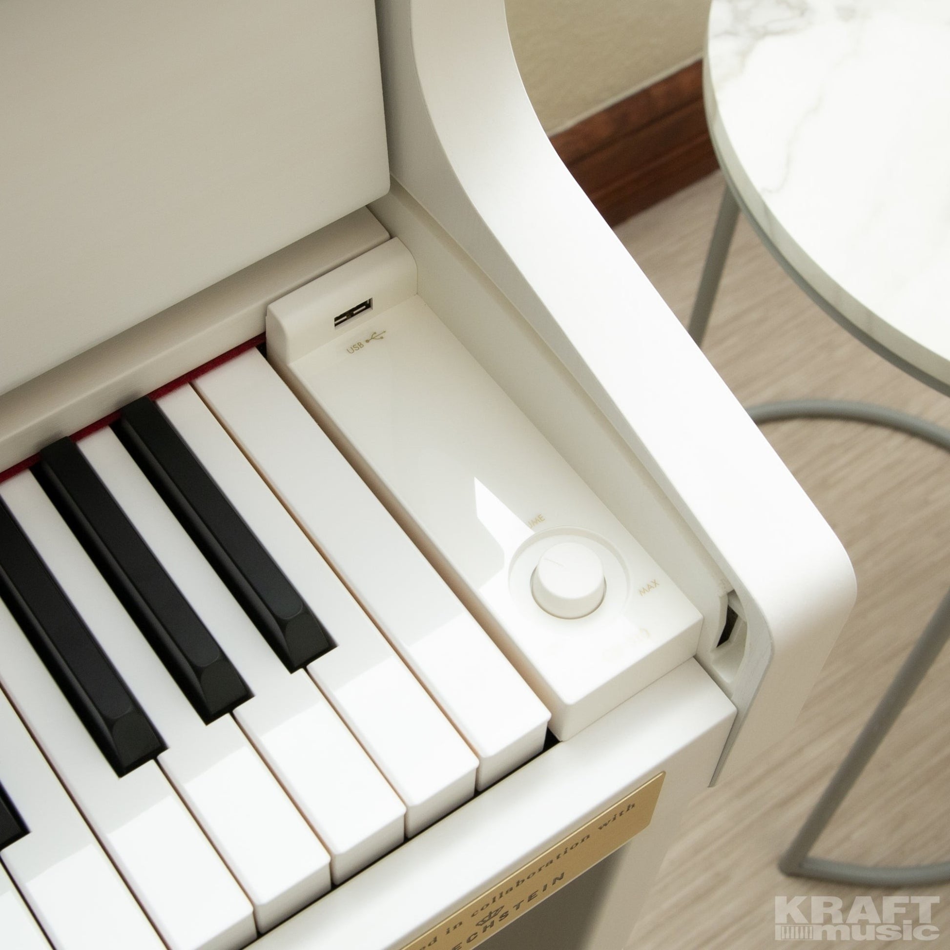 Đàn piano điện TÂN NHẠC CỤ Casio GP-310 màu trắng với bảng điều khiển phím gỗ và cổng USB hiện đại