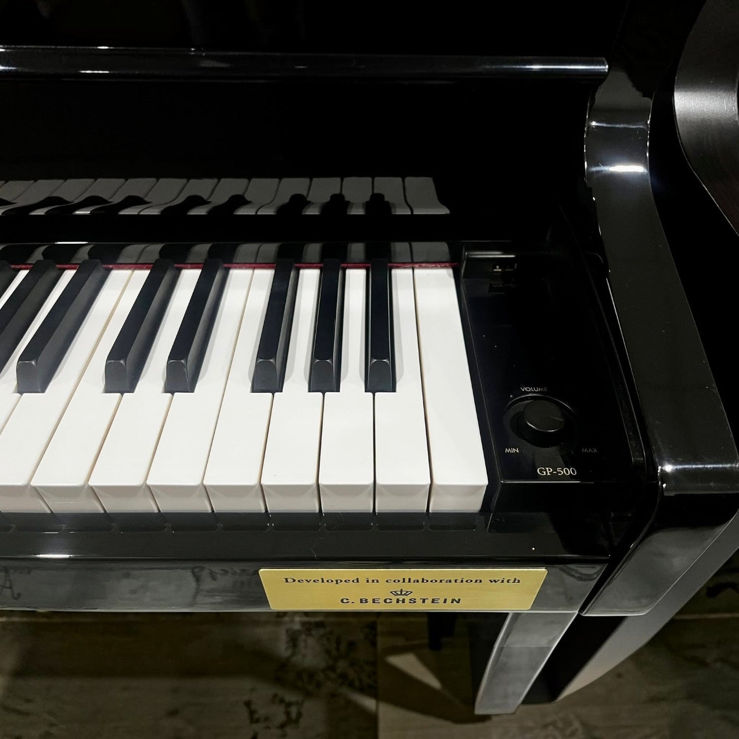 Bàn phím đàn piano điện lai TÂN NHẠC CỤ Casio GP-500 với phím gỗ vân sam Áo và tem hợp tác cùng C. Bechstein