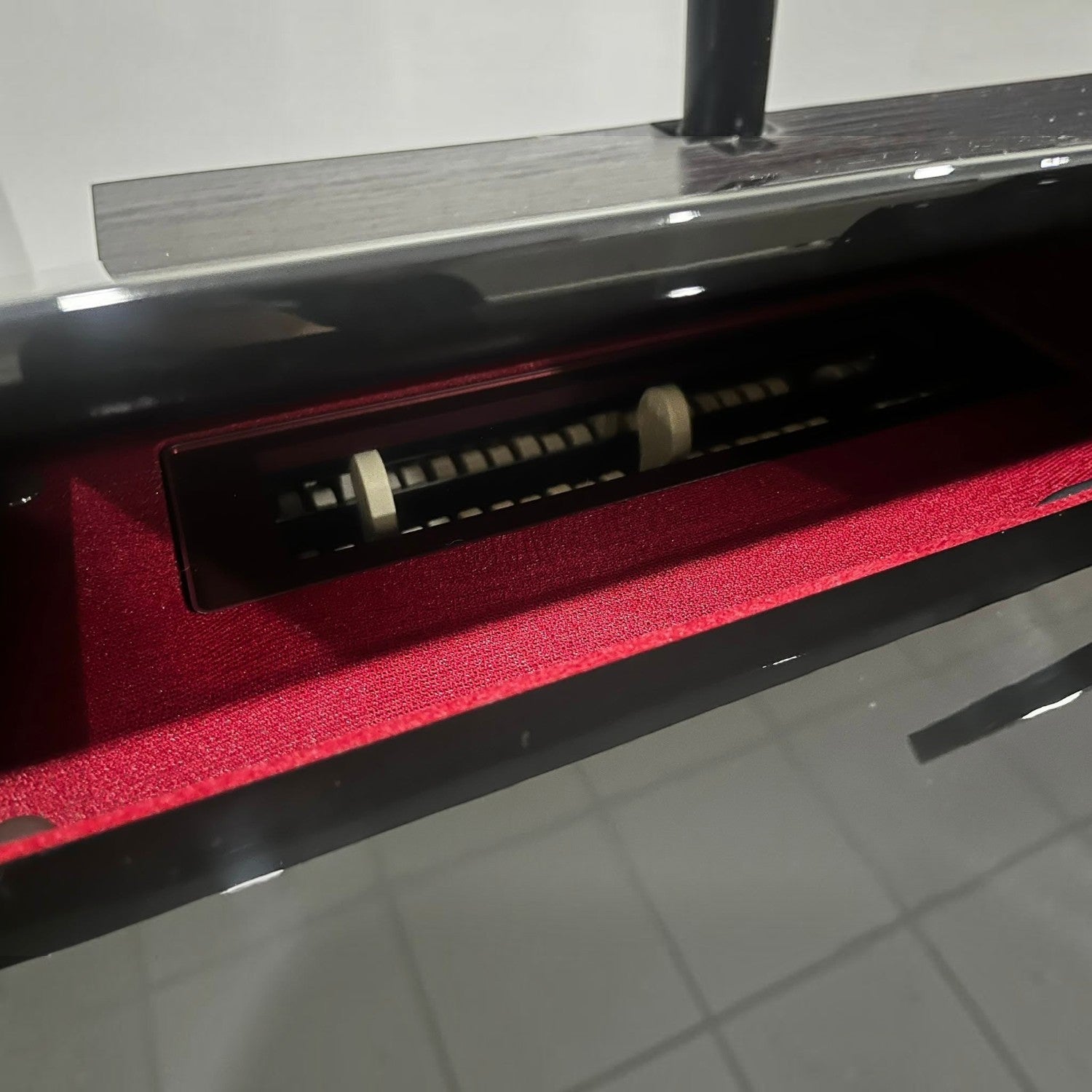 Cận cảnh bộ máy búa cơ thật bên trong đàn piano điện lai TÂN NHẠC CỤ Casio GP-500 với lớp lót nỉ màu đỏ nổi bật