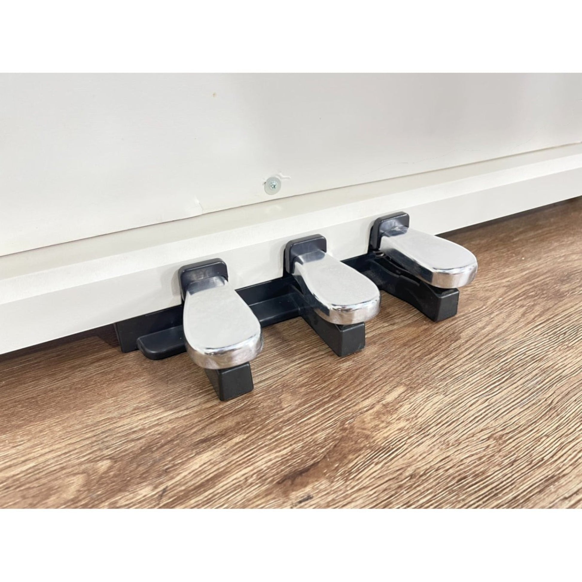 Bộ ba bàn đạp pedal kim loại sáng bóng của đàn piano điện TÂN NHẠC CỤ Casio PX-2000GP màu trắng