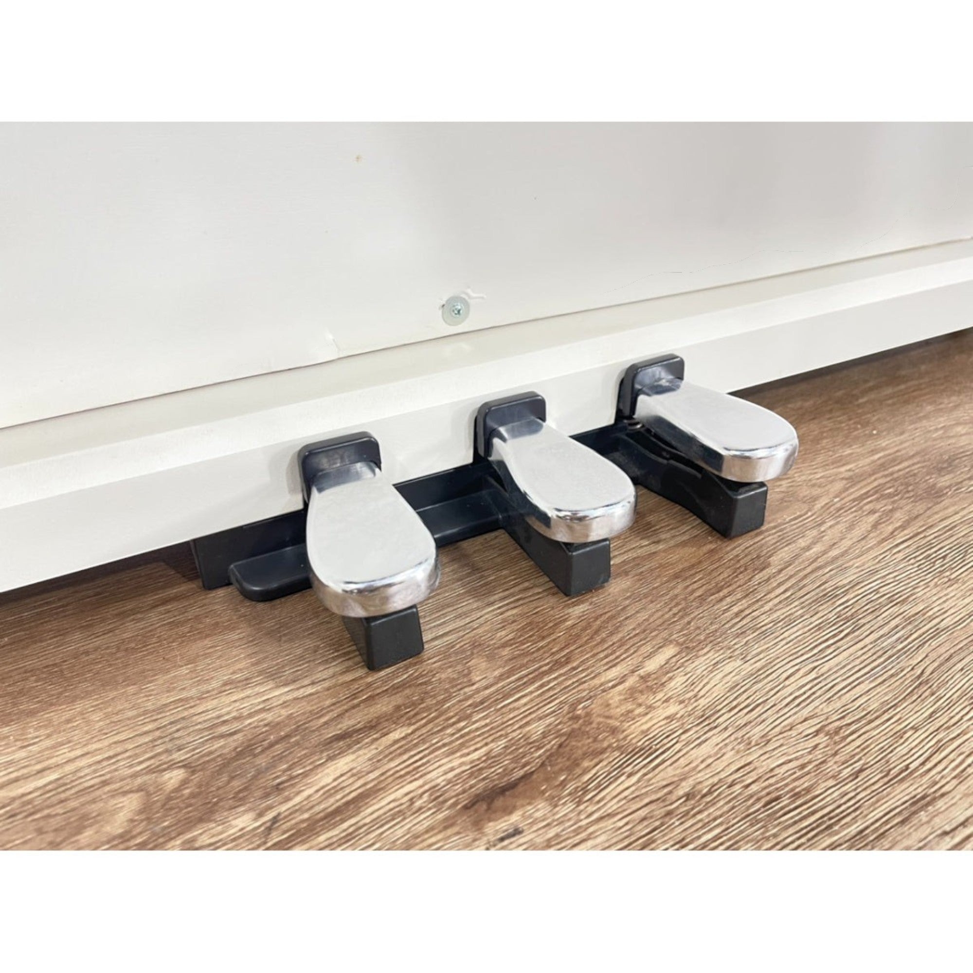 Bộ ba bàn đạp pedal kim loại sáng bóng của đàn piano điện TÂN NHẠC CỤ Casio PX-2000GP màu trắng