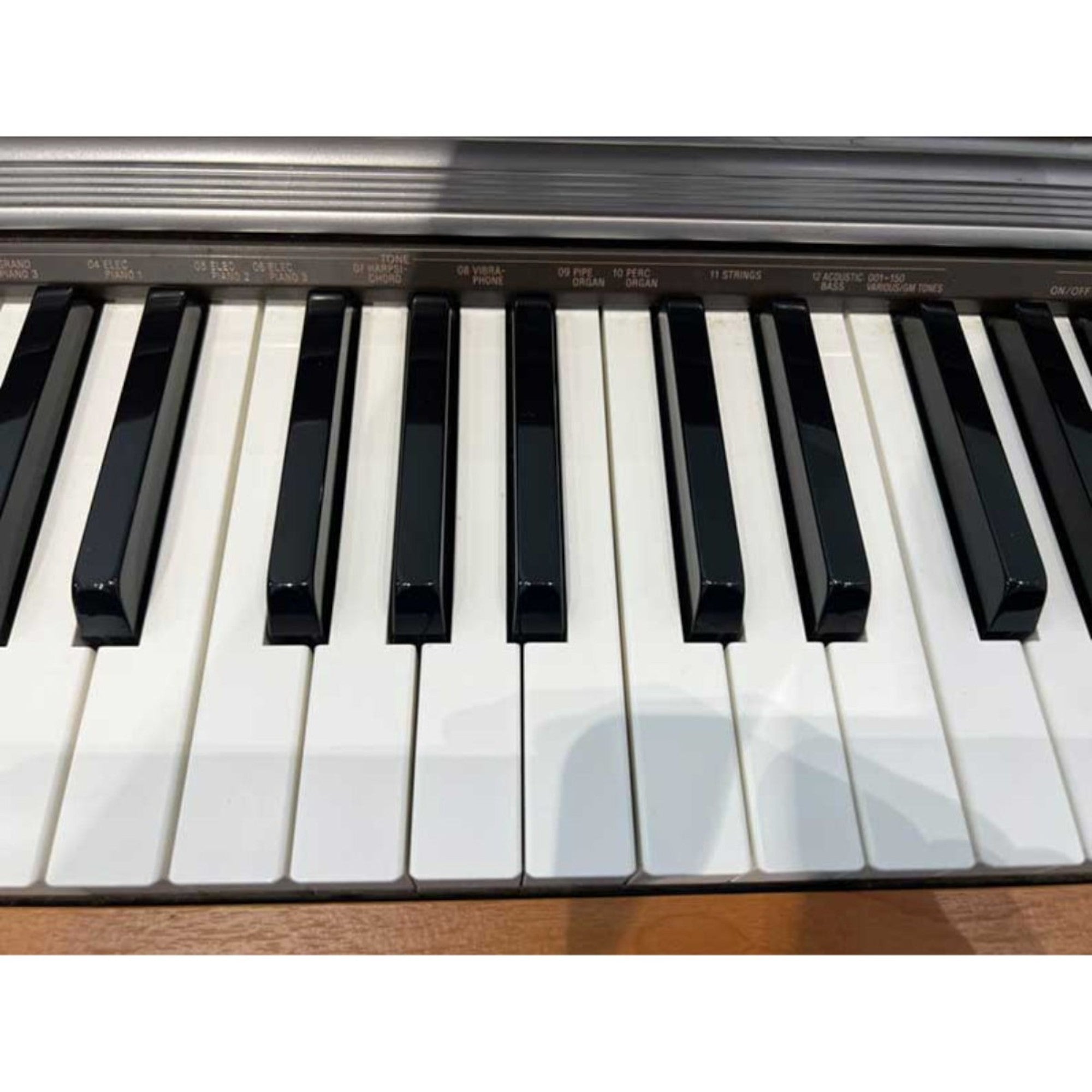 Bàn phím 88 phím của đàn piano điện TÂN NHẠC CỤ Casio PX800 với các nhãn âm sắc phía trên phím đàn