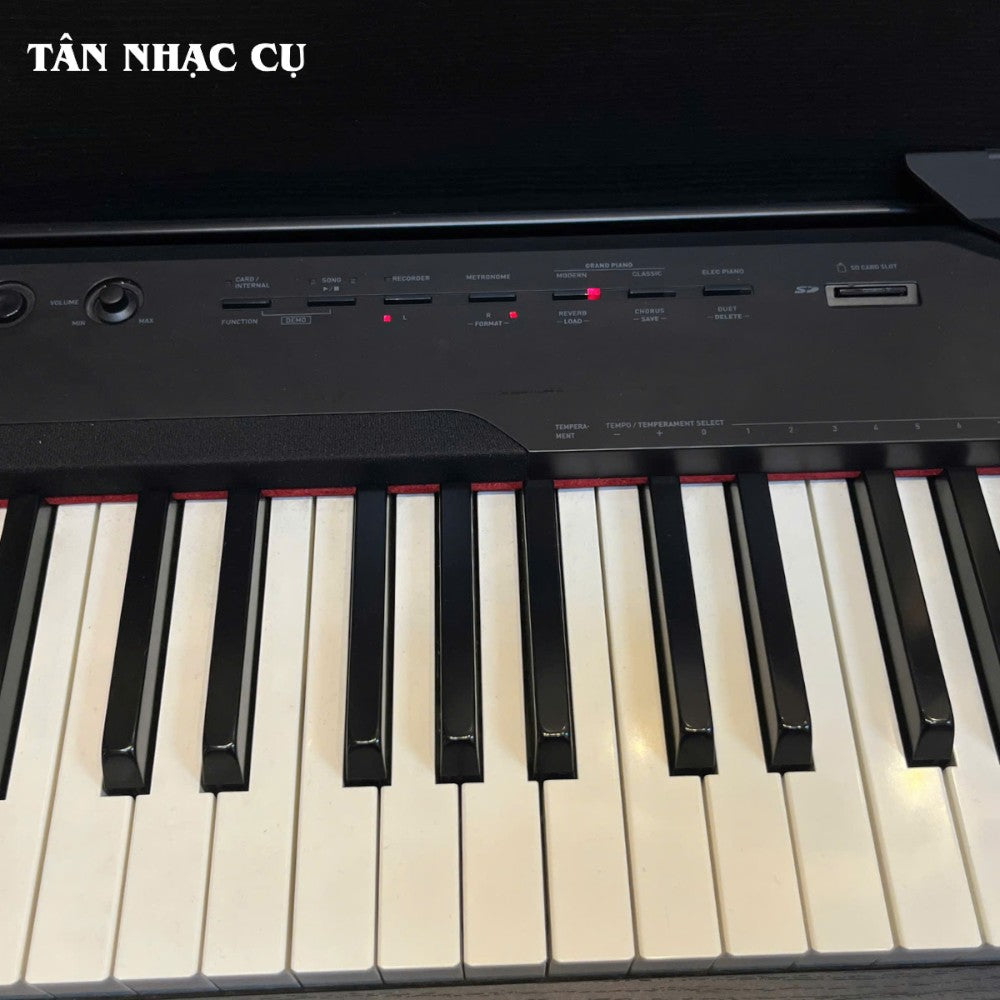 Bảng điều khiển và bàn phím 88 phím của đàn piano điện TÂN NHẠC CỤ Casio PX830 với các nút chức năng màu đen