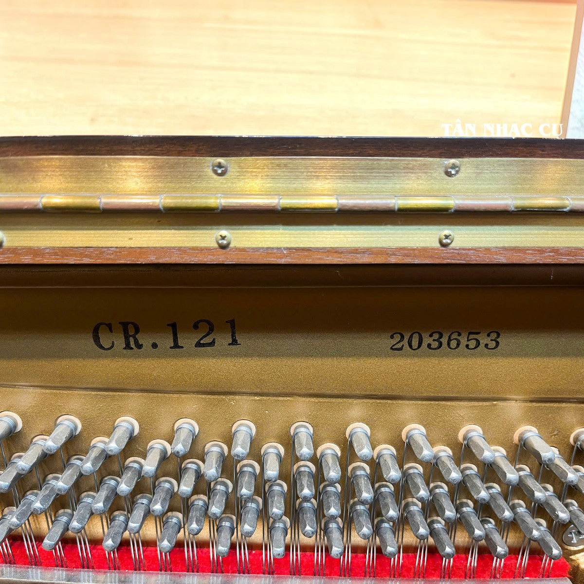 Số serial 203653 trên khung gang đàn piano cơ TÂN NHẠC CỤ Cristofori CR121