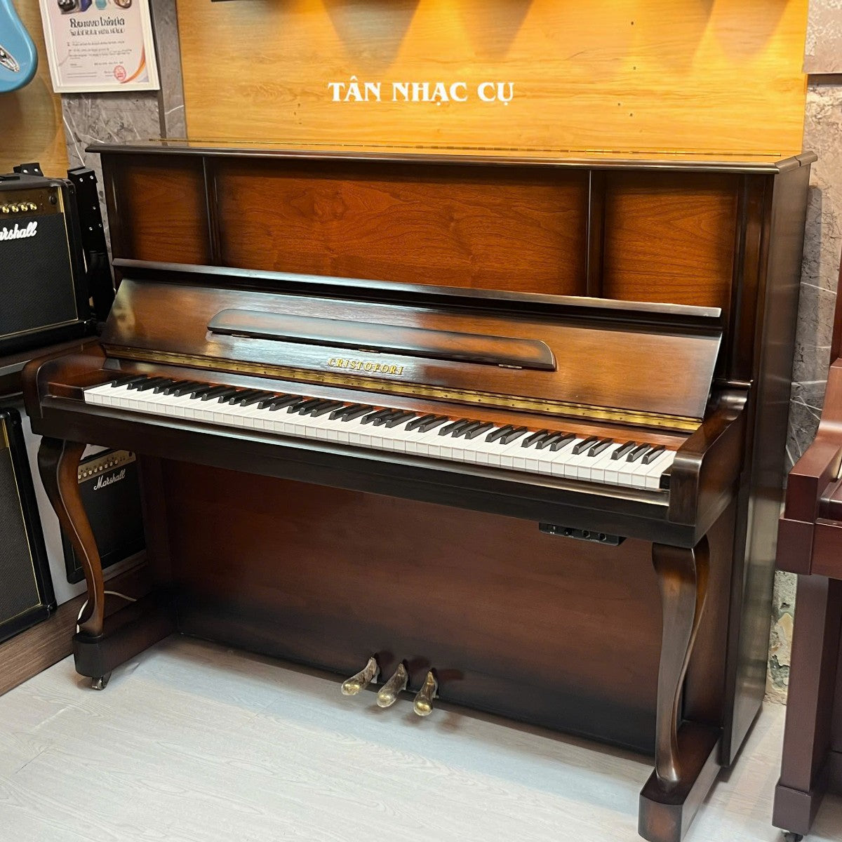 Đàn piano cơ TÂN NHẠC CỤ Cristofori CR121 Silent màu vân gỗ nâu cổ điển với hệ thống tập luyện tai nghe chuyên dụng