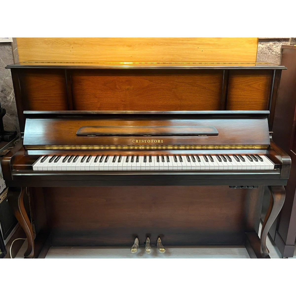 Đàn piano cơ TÂN NHẠC CỤ Cristofori CR121 Silent màu vân gỗ nâu cổ điển với hệ thống tập luyện tai nghe tiện lợi