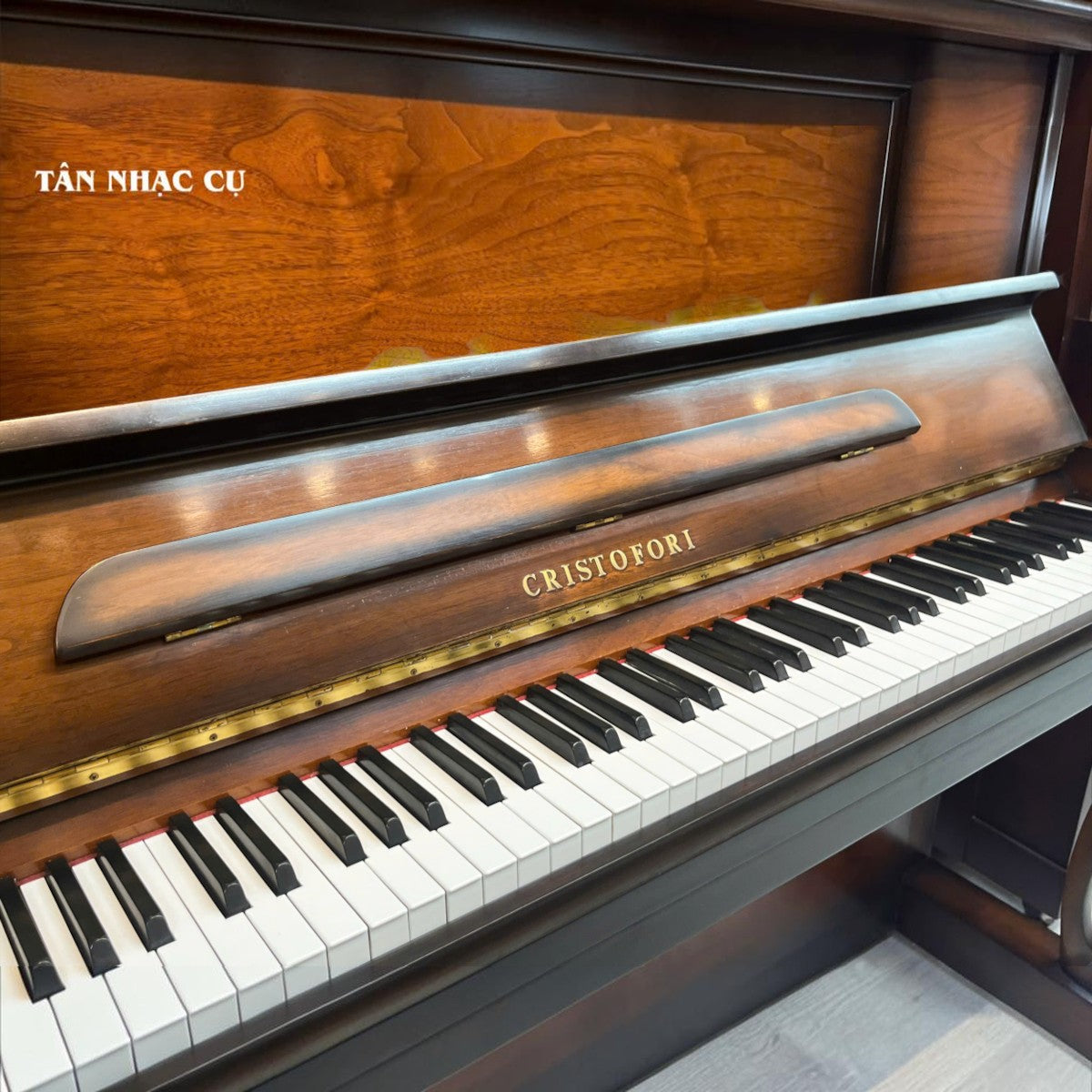 Đàn piano cơ TÂN NHẠC CỤ Cristofori CR121 Silent màu vân gỗ nâu sang trọng với hệ thống phím đàn chi tiết