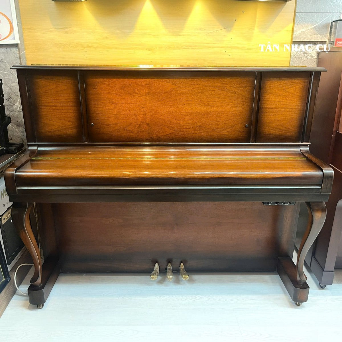 Đàn piano cơ TÂN NHẠC CỤ Cristofori CR121 Silent màu vân gỗ nâu cổ điển với hệ thống tập luyện im lặng