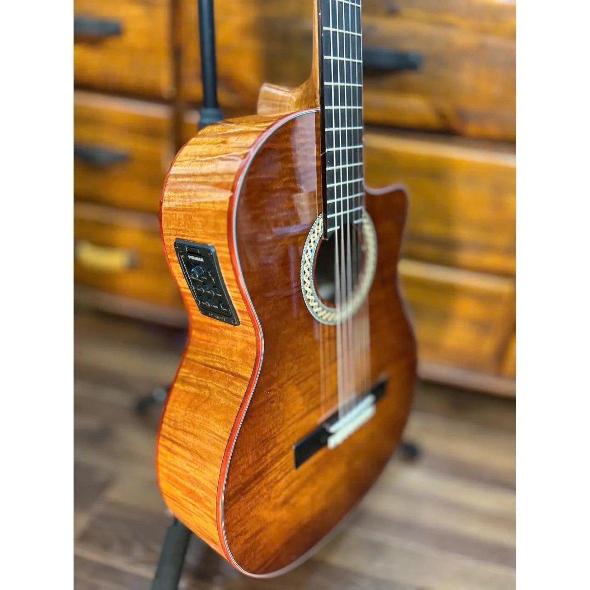 Đàn guitar classic TÂN NHẠC CỤ Murcia Fusion Shadow dáng cutaway thân mỏng với mặt top gỗ Spruce và EQ Fishman 301