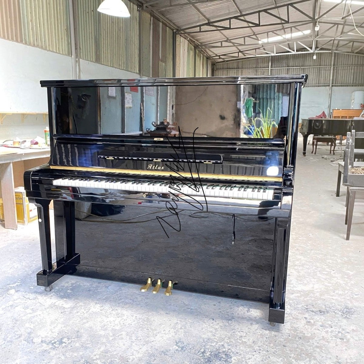 Đàn piano cơ upright Atlas A35H màu đen bóng sang trọng tại cửa hàng Tân Nhạc Cụ