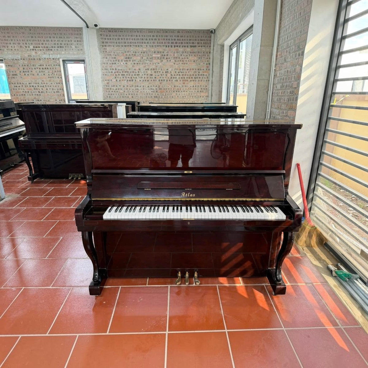 Đàn piano cơ upright TÂN NHẠC CỤ Atlas A55M màu đỏ rượu vang bóng sang trọng, thiết kế thân cao 131cm cổ điển