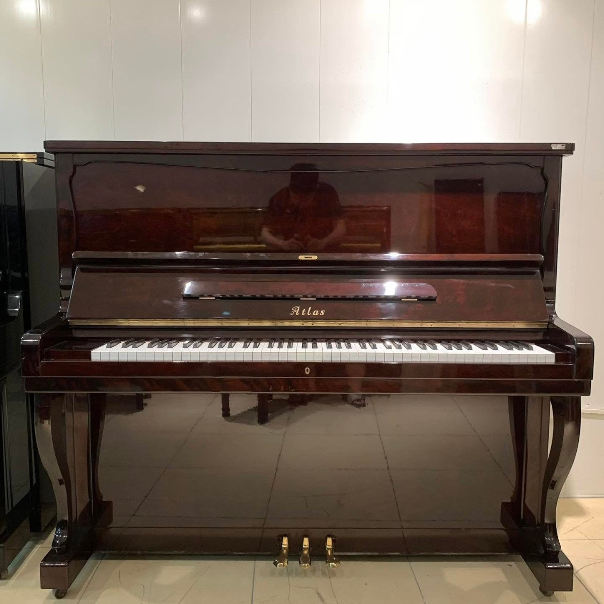 Đàn piano cơ upright Atlas A55M màu đỏ rượu vang bóng sang trọng tại Tân Nhạc Cụ