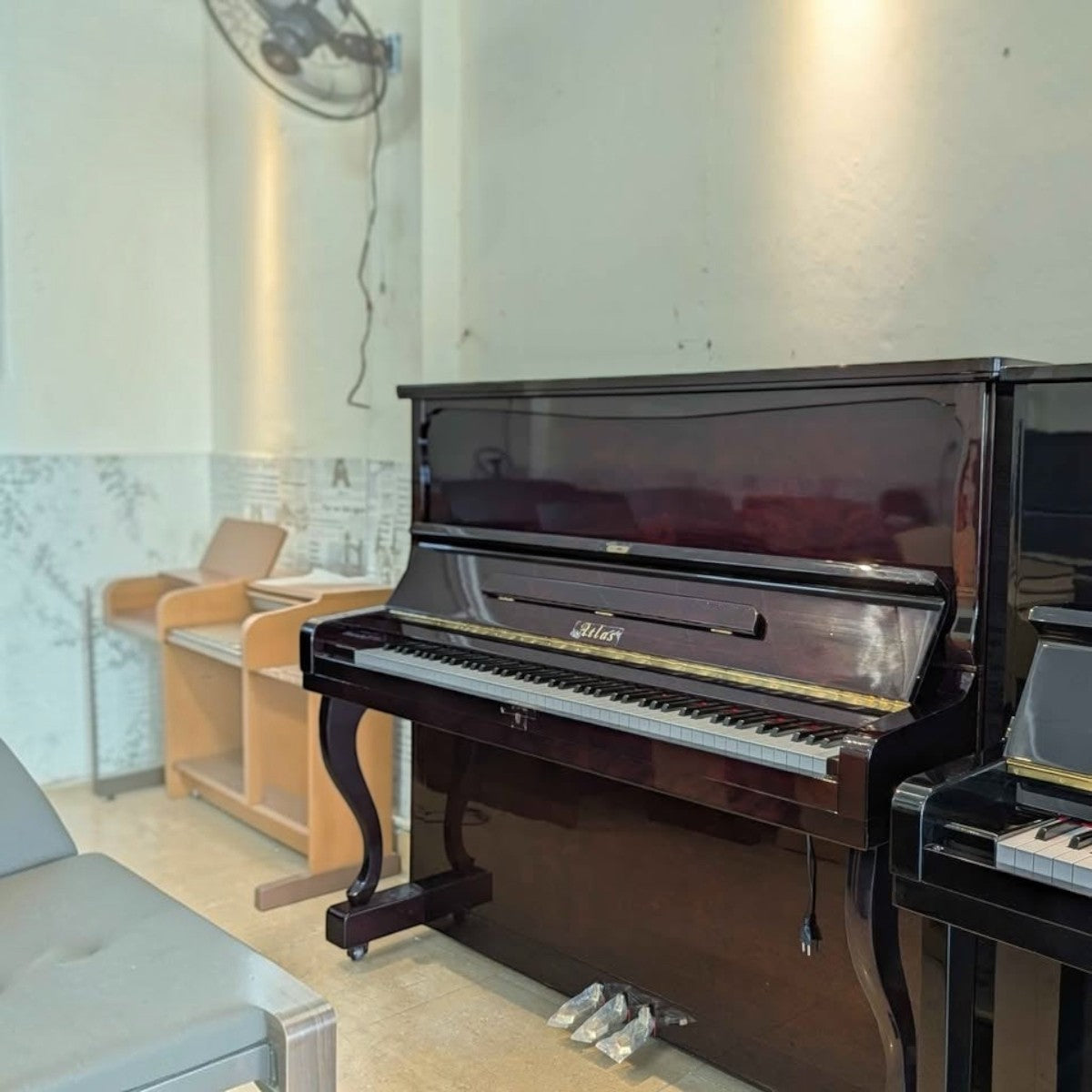 Đàn piano cơ upright Atlas A55M màu đỏ rượu vang bóng sang trọng tại cửa hàng TÂN NHẠC CỤ