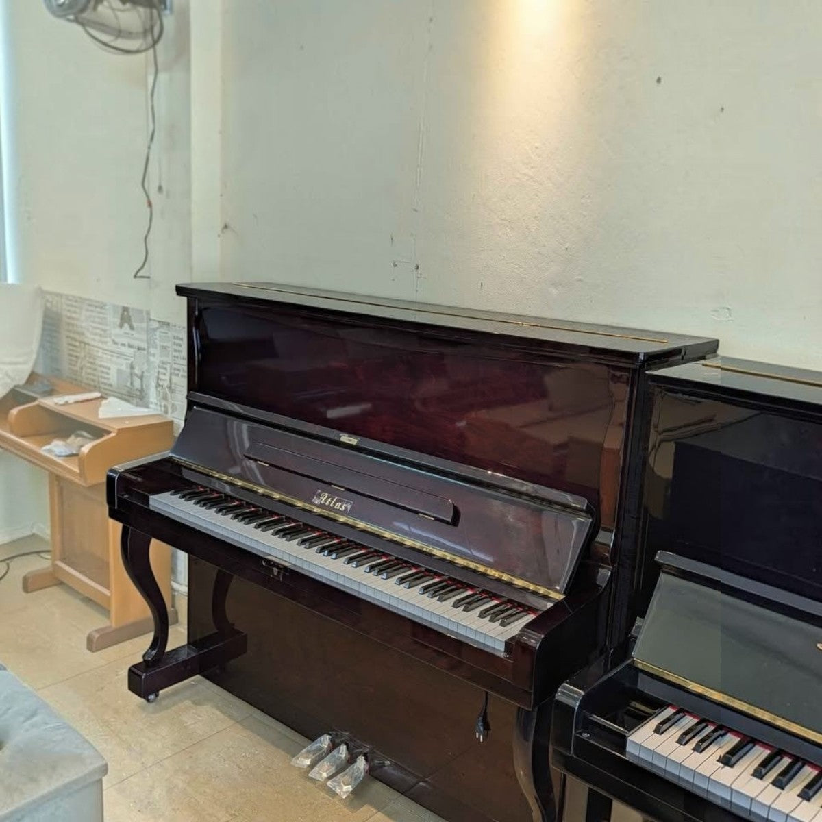 Đàn piano cơ upright Atlas A55M màu đỏ rượu vang bóng sang trọng tại cửa hàng TÂN NHẠC CỤ