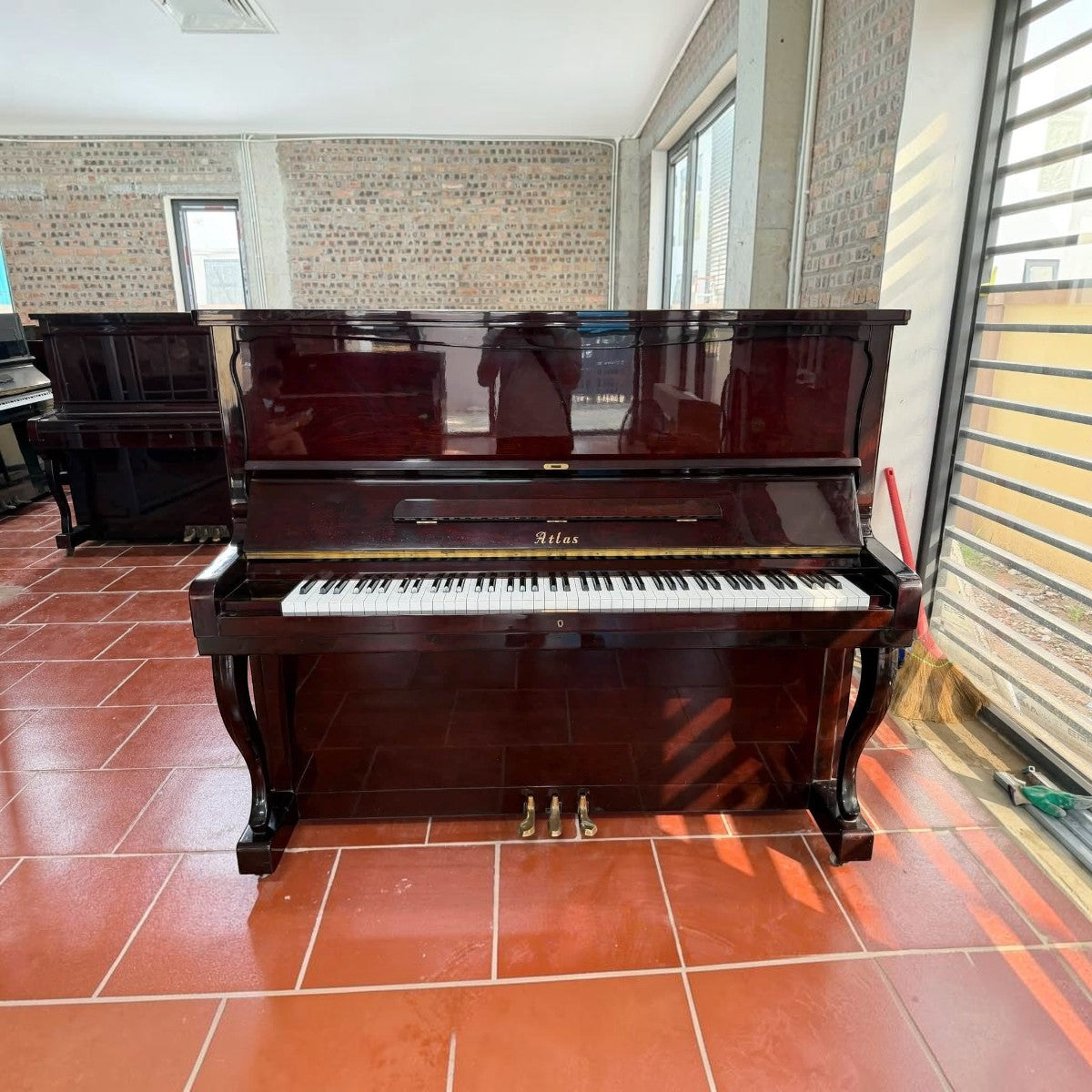 Đàn piano cơ upright Atlas A55M màu đỏ rượu vang bóng sang trọng tại TÂN NHẠC CỤ