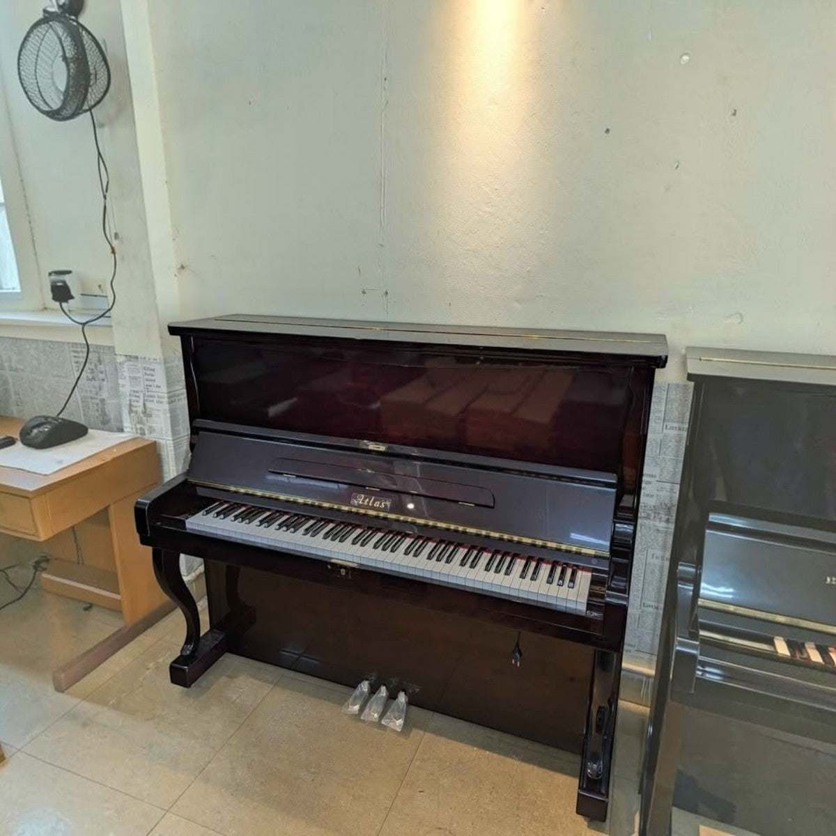 Đàn piano cơ upright Atlas A55M màu đỏ rượu vang bóng sang trọng tại Tân Nhạc Cụ, thiết kế Nhật Bản cao 131cm