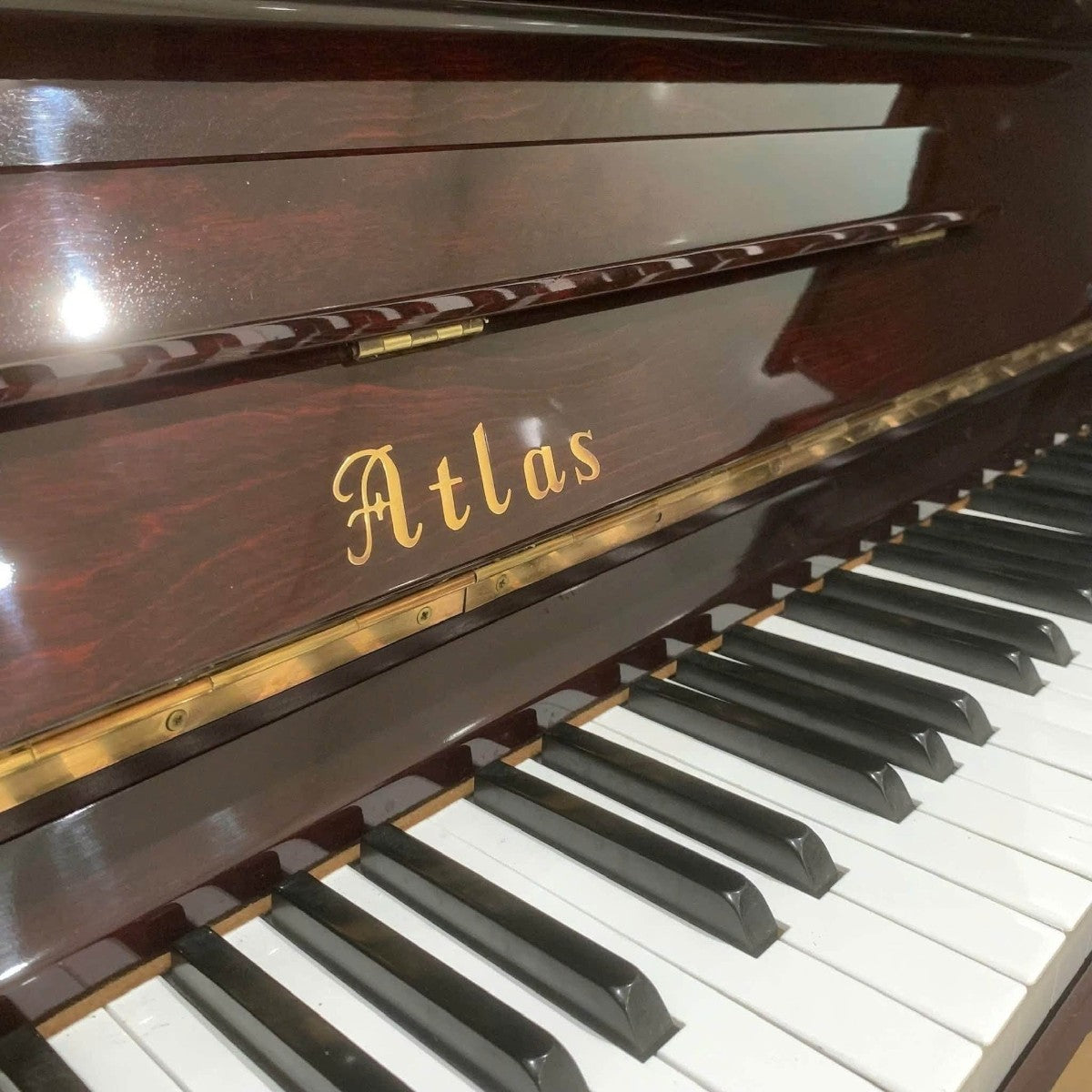 Đàn piano cơ upright TÂN NHẠC CỤ Atlas A5V màu đỏ rượu vang bóng sang trọng với bàn phím 88 phím tiêu chuẩn