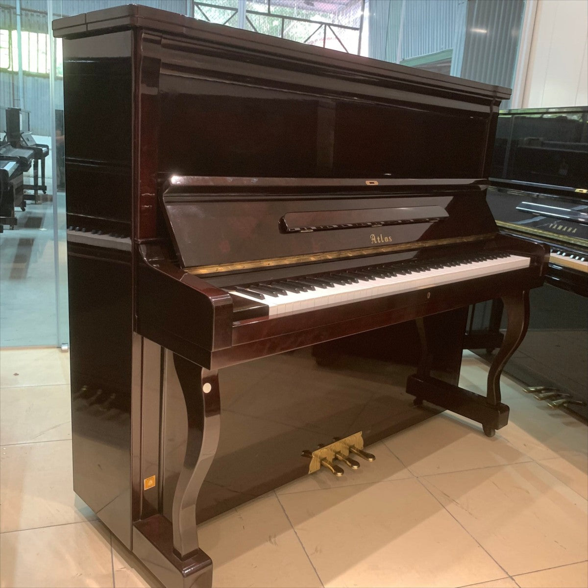 Đàn piano cơ upright Atlas A5V màu đỏ rượu vang bóng sang trọng tại Tân Nhạc Cụ