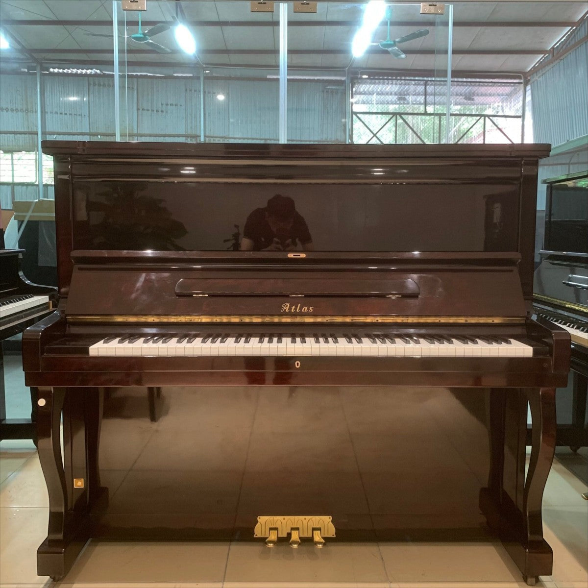 Đàn piano cơ upright Atlas A5V màu đỏ rượu vang bóng sang trọng tại TÂN NHẠC CỤ
