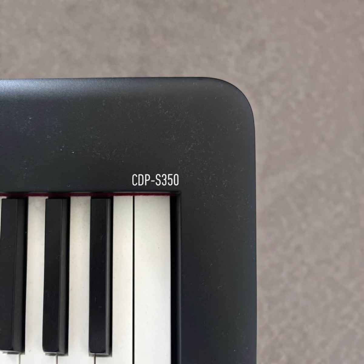 Góc đàn piano điện Casio CDP-S350 màu đen tại TÂN NHẠC CỤ, hiển thị rõ tên model và bàn phím búa.