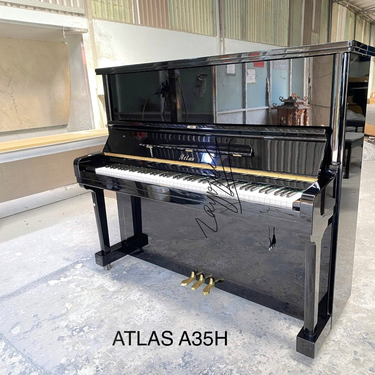 Đàn piano cơ upright Atlas A35H màu đen bóng sang trọng tại Tân Nhạc Cụ, thiết kế cao 132cm với âm thanh uy lực.