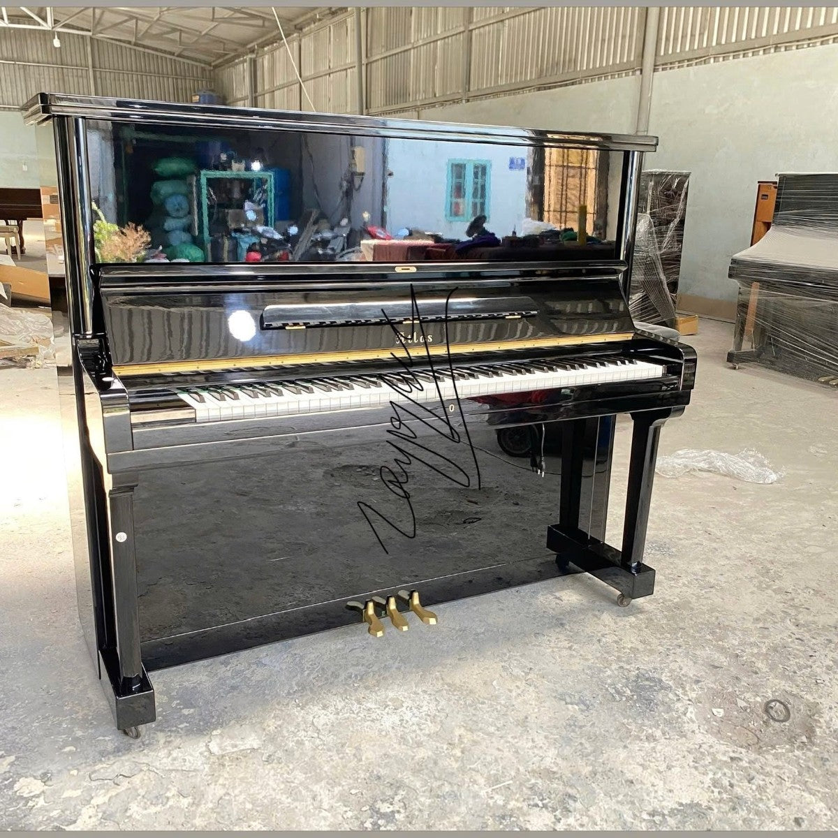 Đàn piano cơ upright Atlas A35H màu đen bóng sang trọng tại Tân Nhạc Cụ, thiết kế cao 132cm với vẻ ngoài chuyên nghiệp.