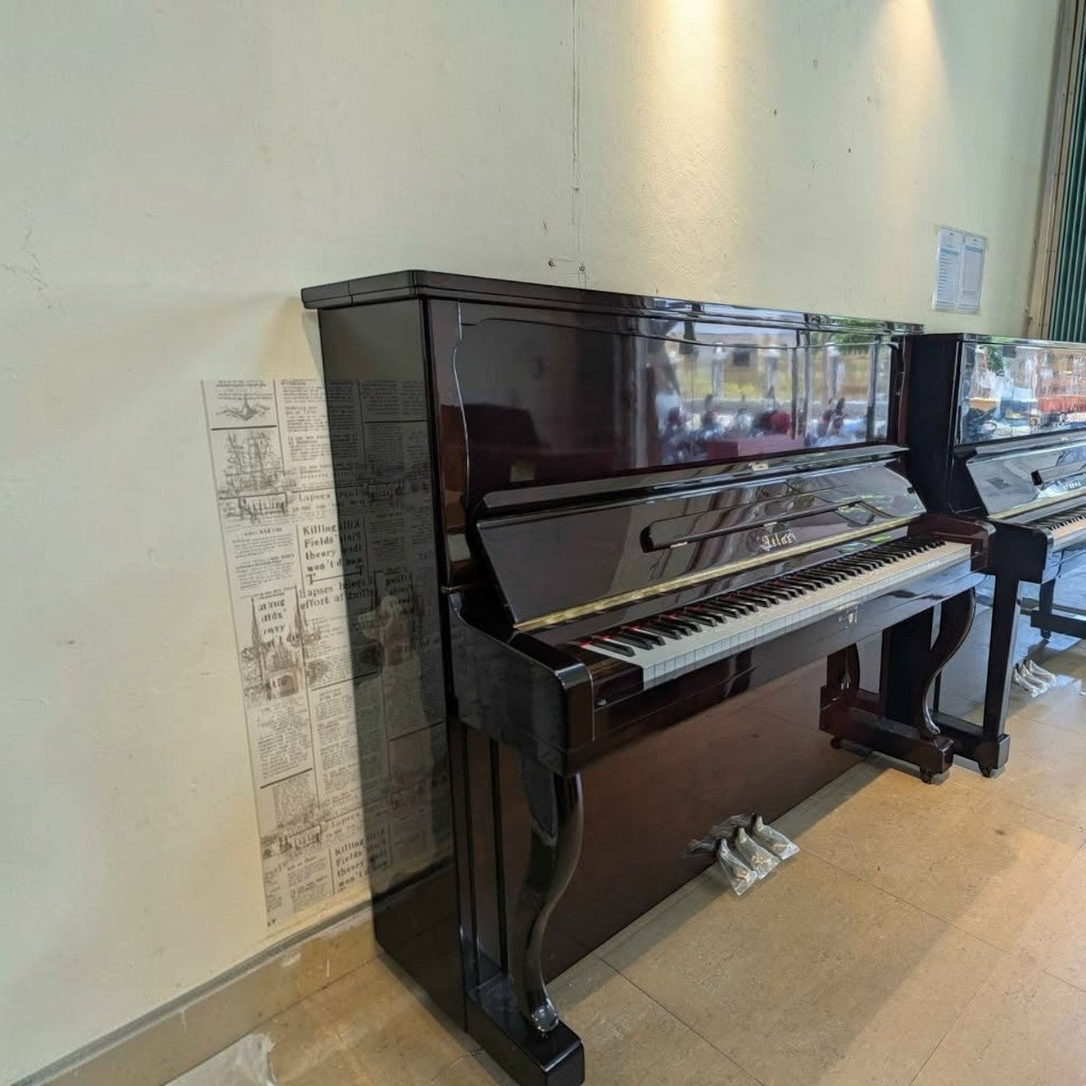 Đàn piano cơ upright Atlas A55M màu đỏ rượu vang bóng sang trọng tại TÂN NHẠC CỤ